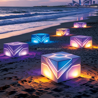 Sculpture lumineuse LED RGB 3D futuriste en forme de cube (acier thermolaqué + panneaux PC givrés) étanche IP65 pour événements de plage et décoration