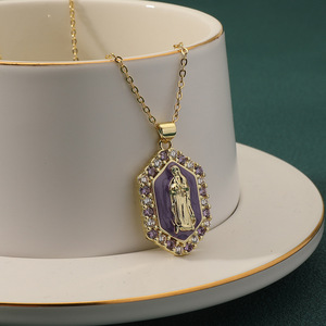 Collar KOMI con Colgante de la Virgen María en Oro de 18K con Circonitas Cúbicas y Esmalte Dorado, Collar con Medalla Milagrosa - Product Image 4