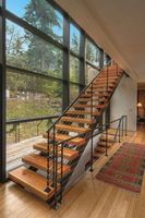 Escalier pliant moderne en bois massif, écologique et durable, avec marches flottantes intérieures en verre trempé sans cadre pour cuisine