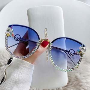 Gafas de Sol de Moda al por Mayor, Retro, Metálicas, con Marco Grande, Diamantes de Imitación, Estilo Ojo de Gato para Mujer - Product Image 3