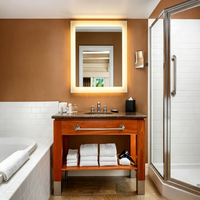 Ensemble de meubles sur mesure pour chambre d'hôtel moderne : lit, tête de lit, meuble-lavabo de salle de bain, bureau, armoire – Construction en contreplaqué ODM