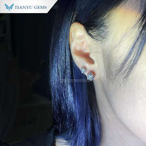 Boucles d'oreilles clous en moissanite ronde à six griffes, plaquées argent et or, classiques, élégantes et minimalistes, de Tianyu Gems. - Product Image 3