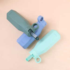 Botella de Agua Elegante de Silicona Platino, Libre de BPA, a Prueba de Fugas, Fácil de Limpiar, con Asa de Silicona para Niños y Niñas en Edad Escolar - Product Image 3