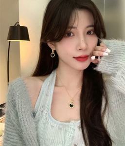 Boucles d'oreilles clous rétro françaises haut de gamme en cuivre plaqué or, géométriques noires et blanches, double face, tendance et polyvalentes, cadeau pour femme - Product Image 6