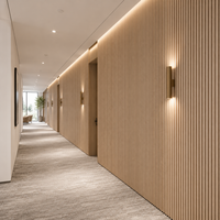 Panneau mural rainuré en WPC pour intérieur commercial, revêtement décoratif en lattes pour la décoration des murs des hôtels, des restaurants et des bureaux