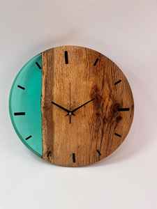 Horloge murale contemporaine en résine et bois, conçue avec un charme rustique et une finition lisse pour créer une pièce fonctionnelle et remarquable - Product Image 3