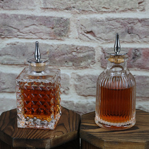 Mecanismo de rejilla de estilo japonés, botella de ajenjo tallada retro con tapón - Product Image 5