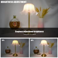 Lampe de table vintage à base ronde en métal doré avec abat-jour en forme de fleur cannelée, alimentée par batterie USB sans fil, pour restaurant