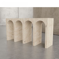 Table haute décorative beige en travertin, design unique et rétro, pour intérieur et extérieur, avec une touche de luxe