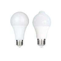Ampoule à détection infrarouge du corps humain LED, couloir et radar intelligent A60, aluminium recouvert de plastique, modèle de lumière chaude