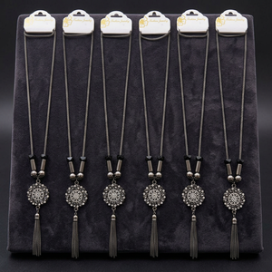 Collier long noir antique PingBling avec pendentif en pierre spirale ronde et pompon multi-brins élégant pour femme - Product Image 2