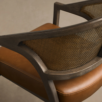 Fauteuil moderne de haute qualité avec coussin en cuir, dossier en osier et structure en chêne pour salle à manger ou mobilier d'hôtel