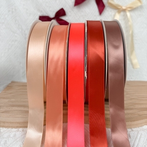 شريط ساتان فاخر وصديق للبيئة من البوليستر المتين لتغليف الزهور وحفلات الزفاف وعيد الحب والكريسماس - Product Image 1