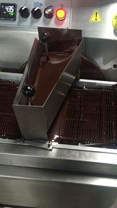 Vente chaude de machine à enrober les biscuits au chocolat / machine à enrober le chocolat à bande transporteuse / machine à faire fondre le chocolat automatique - Product Image 5