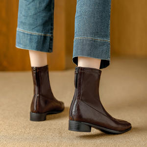 Botín de Mujer con Tacón Grueso y Punta Cuadrada, Cómodo y Multifuncional, con un Diseño de Estilo Retro - Product Image 3