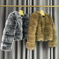Großhandel Maßgeschneiderte Damen Kurze Trench Faux-Pelzmäntel Umweltfreundlich Winter Warm Hochwertige Flauschige Kunst-Waschbär-Pelzjacken