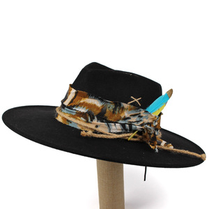 <span class=keywords><strong>Chapeau</strong></span> formel unisexe en polyester avec plume <span class=keywords><strong>et</strong></span> décoration en tissu coloré, parfait <span class=keywords><strong>pour</strong></span> les mariages, les fêtes <span class=keywords><strong>et</strong></span> les événements cérémoniels - Product Image 1
