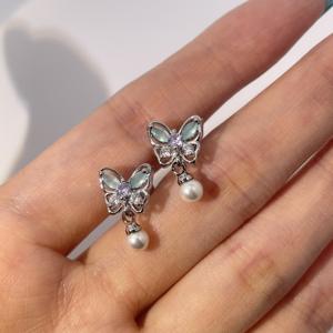 Boucles d'oreilles classiques pour femmes en forme de papillon, en zircon cubique de couleur bleu clair, imitation perle, plaqué or sur la base en laiton, de la marque Tianyu Gems - Product Image 3