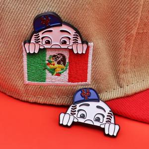 Grosir Pin Topi Enamel Logam Gaya Hip-hop Pantai Barat Kartun Meksiko dan Hiasan Rantai Dadu yang Sedang Laris - Product Image 4