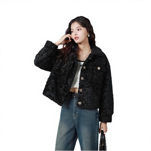 Manteau <span class=keywords><strong>Teddy</strong></span> <span class=keywords><strong>Noir</strong></span> Classique pour <span class=keywords><strong>Femme</strong></span> avec Boutons Dorés - <span class=keywords><strong>Veste</strong></span> Courte en Fausse Fourrure à Col Rabattu Effet Délavé pour l'Hiver - Product Image 4