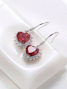 Boucles d'oreilles pendantes en argent 925 avec rubis cultivé taille cœur - Product Image 2