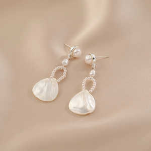 Pendientes Largos con Perlas y Tachuelas 1571, Opción de Regalo Elegante - Product Image 5