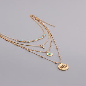 قلادة متعددة الطبقات بسلسلة صغيرة الثقوب مع قلادة صليب مرصعة بالألماس على شكل زهرة مجوفة - Product Image 5