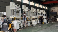 Presse hydraulique à quatre colonnes 100T, machine de pressage industrielle pour le gaufrage et le traitement par compression des pièces de quincaillerie