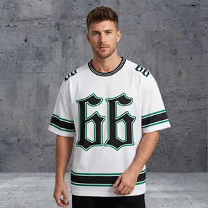 เสื้อยืดแขนสั้นสีขาวสำหรับผู้ชายหมายเลข 66 สีเขียวและสีดำ ดีไซน์คอกลมแบบสปอร์ต ทรงพอดีตัว - Product Image 1