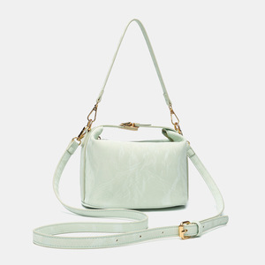 <span class=keywords><strong>Bolso</strong></span> de mano cruzado de piel sintética brillante para mujer, con diseño de almohada, efecto nube, asa superior estructurada, correa con hebilla y cremallera, para uso diario. - Product Image 1