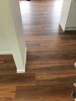 Plancher en vinyle SPC hybride en bois de eucalyptus tacheté, système de verrouillage par clic étanche, noyau rigide avec coussin IXPE, garantie 5 ans pour l'intérieur