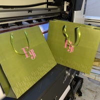 Tas Belanja Kertas Tekstur Kraft Putih dengan Pegangan Pita Satin Lebar Warna Pink Debu, Cetak Logo Kustom, Tas Hadiah Kecantikan Perawatan Kulit