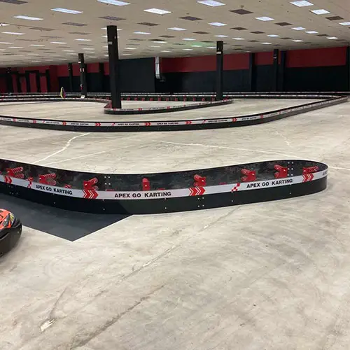 Barriere stradali della barriera di sicurezza dell'installazione del fissaggio del Go Kart personalizzato del produttore di qualità superiore ampiamente utilizzato