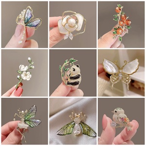 Broche de Liga Metálica com Pérolas em Formato de Borboleta para Mulheres - Design de Nicho de Alta Qualidade, Alfinete Premium, Acessório Elegante e Sofisticado para Ternos - Product Image 1