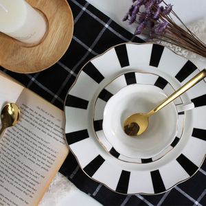 Plato de Cerámica Vintage Blanco y Negro para Desayuno con Borde Dorado, Diseño de Ondas, Puntos y Rayas - Product Image 3
