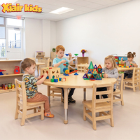 Ensemble table et chaises Montessori en bois pour maternelle, fournisseurs de mobilier pour garderies, aménagement de salles de classe préscolaires, ensemble de mobilier pour crèches