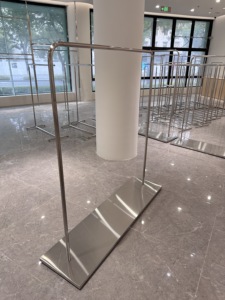 Exhibidores de Ropa Personalizados para Tiendas, Estante de Ropa de <span class=keywords><strong>Metal</strong></span> Plateado Montado en la Pared, Estante de Ropa de Acero Inoxidable Plateado para Tienda - Product Image 5