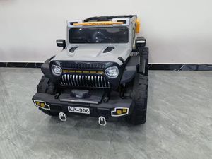 बच्चों की इलेक्ट्रिक कार 4wd रिमोट कंट्रोल म्यूजिक और लाइट टॉय बैटरी से चलने वाले प्लास्टिक वाहन पर 2 से 4 साल की उम्र के लिए - Product Image 3