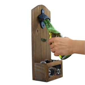 Ouvre-bouteille mural en bois rétro personnalisé pour les amateurs de bière, cadeau idéal avec récupérateur de capsules - Product Image 1