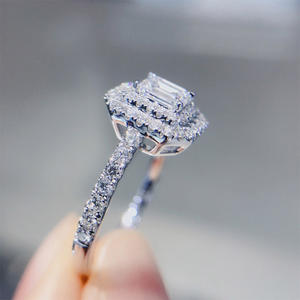 Anello di Diamanti F1029 con Taglio Smeraldo, Diamante Naturale, Gioiello Classico da Fidanzamento per Donna - Product Image 2