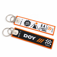 Porte-clés d'étiquette en tissu de forme personnalisée à conception double face en gros avec logo tissé à la machine avec son propre nom
