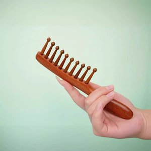 Pettine in Legno di Sandalo <span class=keywords><strong>a</strong></span> Manico Lungo con <span class=keywords><strong>Denti</strong></span> Ondulati e Seghettati, Spazzola Districante Naturale in Legno di Sandalo <span class=keywords><strong>a</strong></span> <span class=keywords><strong>Denti</strong></span> <span class=keywords><strong>Larghi</strong></span> per Massaggio del Cuoio Capelluto - Product Image 3