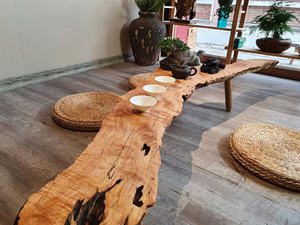 Table en bois massif pour hall d'hôtel et projets de design d'intérieur – Table rivière en bois massif à bord naturel et résine époxy sur mesure - Product Image 6