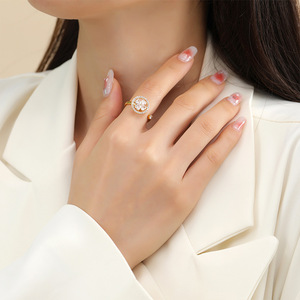 Vente en gros d'anneau rotatif de moulin à vent à quatre feuilles en cuivre à la mode or roue universelle ouverture blanche bague de doigt de décompression - Product Image 4