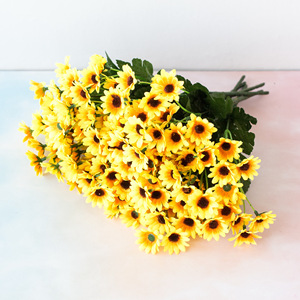 Vente en gros de 24 têtes de fleurs artificielles en soie, fausses fleurs de tournesol pour la décoration de la maison et du bureau - Product Image 4