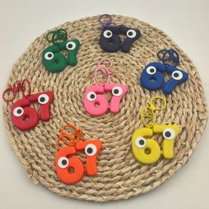 Porte-clés Meme 67 drôle, avec les expressions populaires 6-7 et les formules de slang populaires, accessoire de charme pour sac à dos - Product Image 2