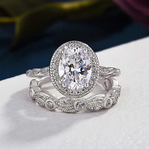 Anello Ovale Stile Coppia, Gioiello Elegante e Minimalista per Donne - Product Image 1