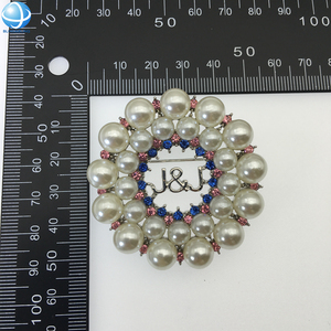 Spilla in lega JJ Round Hollow di <span class=keywords><strong>Jack</strong></span> and <span class=keywords><strong>Jill</strong></span> of America con perla bianca e cristalli rosa e blu, distintivo della confraternita greca 1938 JJOA - Product Image 2