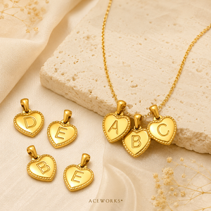 Colgante con inicial de corazón estilo Milgrain |   Colgante de Letra del Alfabeto de Doble Cara, Chapado en Oro PVD de 18K, en Acero Inoxidable |   Resistente al agua y duradero - Product Image 5