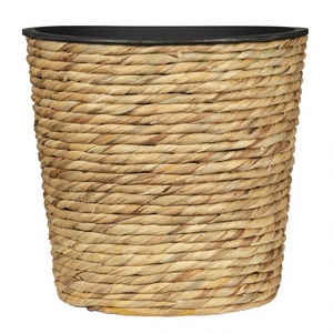 Pot de fleurs auto-arrosant Artex Hai Nam en jacinthe d'eau avec design géométrique pour suspension et utilisation en centre commercial - Product Image 3